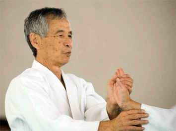 Hoy la práctica del Iaido conoce un impulso considerable. ¿Le parece que esto ayuda a progresar en la práctica del Aikido? ¿Los atemi son importantes en la práctica del Aikido?